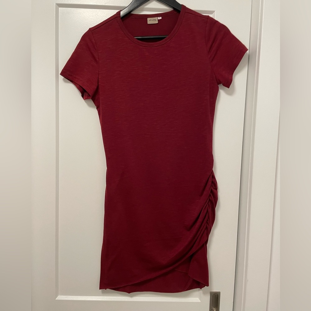 Like new condition short sleeve ruched body con dress.